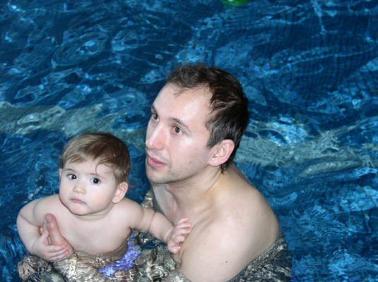 Плавание малышей с родителями