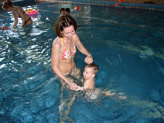 Плавание с мамой в детском бассейне