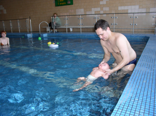 Тренеры детского бассейна работают в воде