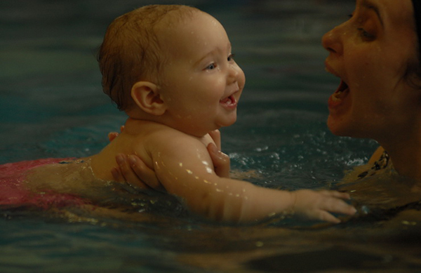 Грудничковое плавание радует и малыша и маму