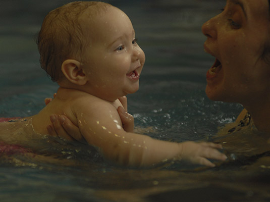 Грудничковое плавание с мамой в теплом и чистом бассейне