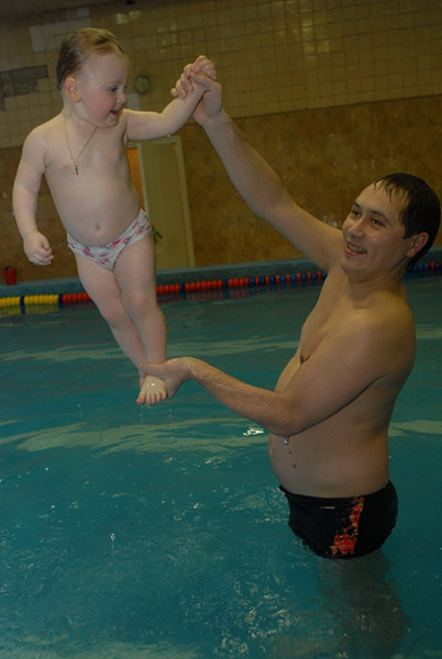 Плавание для грудничков и детей постарше в детском бассейне